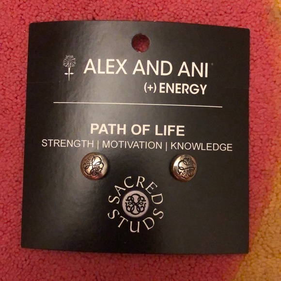 Brand new earrings - Picture 2 of 3